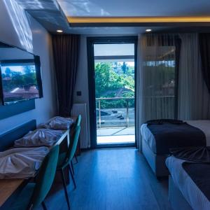 um quarto de hotel com duas camas e uma janela em ÇAMLICA PARK OTEL em Of