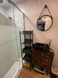 łazienka z umywalką i lustrem w obiekcie Logement avec terrasse,4 pers, parking w mieście Concarneau