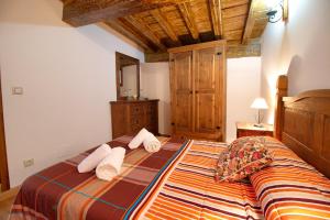 a bedroom with a large bed with towels on it at Apartamento El Salvador in Cuenca