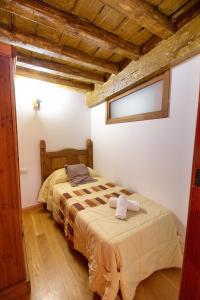 a bedroom with a bed with two towels on it at Apartamento El Salvador in Cuenca