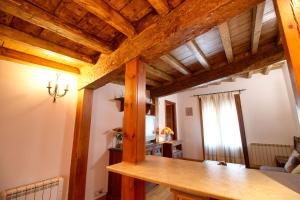 ein Wohnzimmer mit Holzdecken und einem Tisch in der Unterkunft Apartamento El Salvador in Cuenca