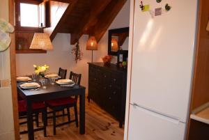 cocina con mesa y comedor en Apartamento Neril en Laspaúles