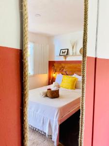 a bedroom with a bed in a mirror at Pousada Ziriguidüm in Caraíva