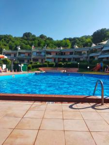 a large swimming pool in a resort at Casa Vacanza “Via Verde” in Rocca San Giovanni