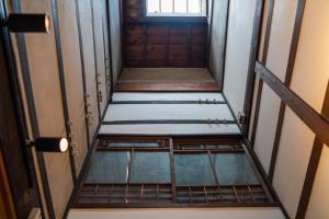 金泽Machiya Guest House Carta的空走廊上方的空门景 更多37张照片