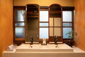Machiya Guest House Carta的一间浴室