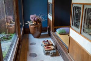 Machiya Guest House Carta外面的花园
