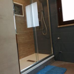 um chuveiro com uma porta de vidro na casa de banho em Ivana home em Trapani
