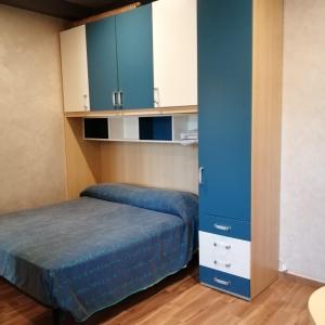 um quarto com uma cama e um armário azul em Ivana home em Trapani mais 26 fotografias
