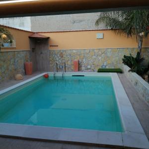 uma piscina numa casa com piscina em Ivana home em Trapani