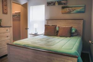 Postel nebo postele na pokoji v ubytování Congeniality and Comfort. All the essentials with class, 2 nights? 2 weeks? Stay, relax, work, or go out for fun.