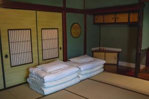 Machiya Guest House Carta客房内的一张或多张床位