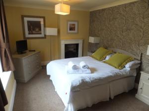 um quarto com uma cama com toalhas em The Red Lion, Stretham em Ely