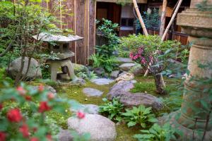 Machiya Guest House Carta外面的花园