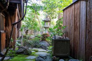 Machiya Guest House Carta外面的花园