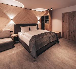 Tempat tidur dalam kamar di ARLhome - Zuhause am Arlberg