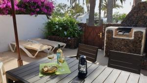 een tafel met twee glazen wijn op een patio bij Casa Tanja Casas del Sol in Playa Blanca