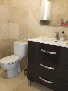 A bathroom at Lovely 2 Bedroom Holiday Apartment in Central Caleta de Fuste