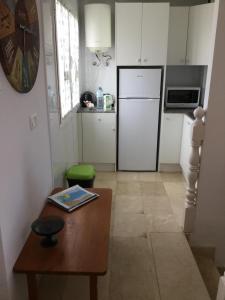 A kitchen or kitchenette at Lovely 2 Bedroom Holiday Apartment in Central Caleta de Fuste