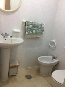 A bathroom at Lovely 2 Bedroom Holiday Apartment in Central Caleta de Fuste
