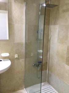 A bathroom at Lovely 2 Bedroom Holiday Apartment in Central Caleta de Fuste