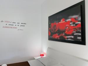 un salon avec une photo de train sur le mur dans l'établissement confortini rooms, à Vérone