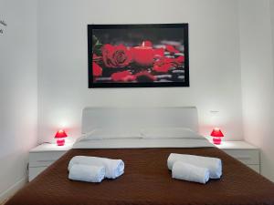 una camera con un letto con due cuscini sopra di confortini rooms a Verona