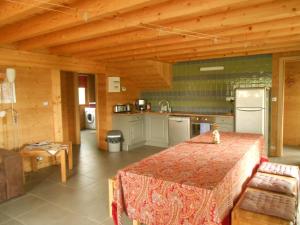 uma grande cozinha com uma mesa num quarto em Gîte du Rotenberg em Bergheim