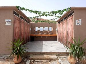 une rangée de stalles dans un bâtiment avec trois miroirs dans l'établissement TRANQUILO - Dead Sea Glamping, à Metsoke Dragot