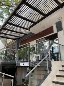 un edificio con toldo y escaleras delante en Hotel Merlott Lleras, en Medellín