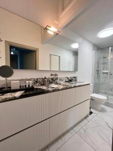 uma casa de banho com um lavatório e um WC em Hotel Villa Trompenberg em Hilversum