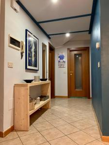 a hallway with a blue painted ceiling and a door at AL CLISI graziosa mansarda in Villanuova sul clisi