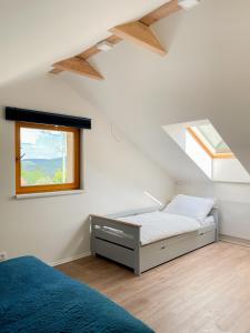 Säng eller sängar i ett rum på Slapy Chata Hrdlička