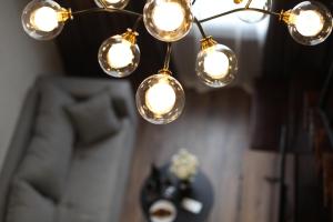 Luxury Duplex Suites - City Center的休息区