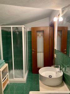 A bathroom at AL CLISI graziosa mansarda