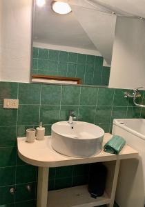 A bathroom at AL CLISI graziosa mansarda Még 8 kép