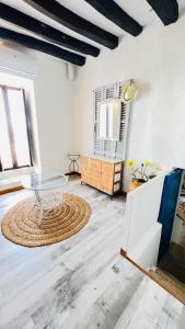 un soggiorno con tavolo in vetro su pavimento in legno di Casa Can Pep Tauet a San Ferrán de ses Roques