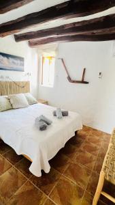 una camera con un grande letto di Casa Can Pep Tauet a San Ferrán de ses Roques