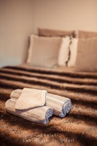 un mucchio di asciugamani seduti sopra un letto di Appartement Chalet Les hauts du soleil a Chamonix-Mont-Blanc