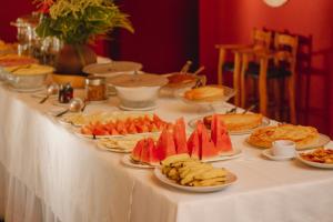 uma mesa coberta com pratos de comida numa mesa em Hotel Vale do Jiquiriçá em Jiquiriçá