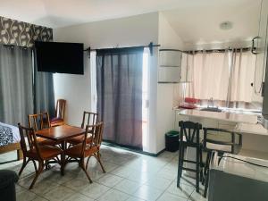 a kitchen and dining room with a table and chairs at Hotel & Suites Bausan in Boca del Río