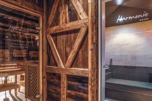 聖瓦倫蒂諾－阿拉穆塔的住宿－Aktiv und Familienchalet Harmonie，木墙品酒室的门