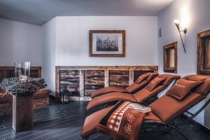 a room with a pile of blankets on a bed at Aktiv und Familienchalet Harmonie in San Valentino alla Muta