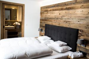 Een bed of bedden in een kamer bij der grüne Baum Mountain Boutique Hotel