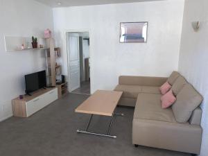 een woonkamer met een bank en een tafel bij Appartement douillet Lorgues in Lorgues