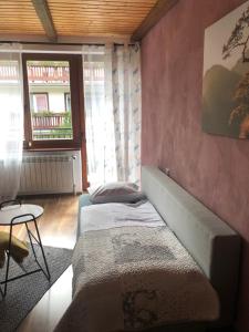 a room with two beds and a window at Apartament KOMPAS in Świeradów-Zdrój