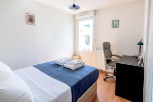 1 dormitorio con cama, escritorio y silla en La loge du Minotaure, parking et bureaux, en Toulouse