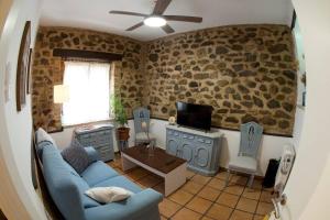 TV a/nebo společenská místnost v ubytování Apartamento tranquilo e ideal para parejas, con bonitas vistas de Toledo y fantàstica ubicación