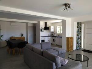 Kuchyň nebo kuchyňský kout v ubytování F4 à Porticcio avec piscine et vue sur mer