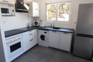 Kuhinja oz. manjša kuhinja v nastanitvi F4 à Porticcio avec piscine et vue sur mer